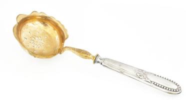 Ezüst (Ag) nyelű porcukorszóró kanál, jelzéssel, h: 19,5 cm, bruttó: 66 g