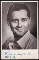 Kövecses Béla (1919-) tenor énekes aláírása az őt ábrázoló fotón, 14×9 cm