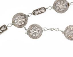 Türkmén, teke nyaklánc. Ezüst, kézzel készített XX. sz. jelzés nélkül, szakadással, 44 g 93 cm