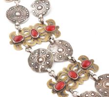 Türkmén, teke öv. Ezüst és réz, tüziaranyozott, vörös karneolokkal ékesítve, kézzel készített XX. sz...