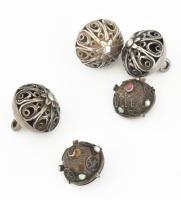 Pitykegombok. 3 db filigrán ezüst (Ag), XIX. sz. első fele,, d: 26 mm, + 2 db réz. kövekkel ékesített d: 22 mm