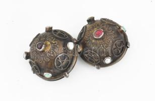 Pitykegombok. 3 db filigrán ezüst (Ag), XIX. sz. első fele,, d: 26 mm, + 2 db réz. kövekkel ékesítet...