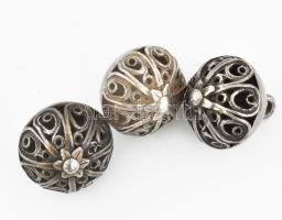 Pitykegombok. 3 db filigrán ezüst (Ag), XIX. sz. első fele,, d: 26 mm, + 2 db réz. kövekkel ékesítet...