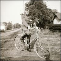 cca 1930 Kerékpáros katona karddal, fotónegatív kocka, 6×6 cm