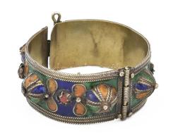 Arab karperec, Észak-Afrika, XX. sz eleje. Zománc, filigrán, réz. d: 7 cm