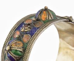 Arab karperec, Észak-Afrika, XX. sz eleje. Zománc, filigrán, réz. d: 7 cm