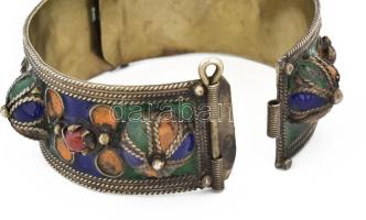 Arab karperec, Észak-Afrika, XX. sz eleje. Zománc, filigrán, réz. d: 7 cm