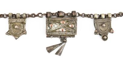 Talizmán tartó nyaklánc. Fém, cizellált, Észak-Afrika. kis hiánnyal