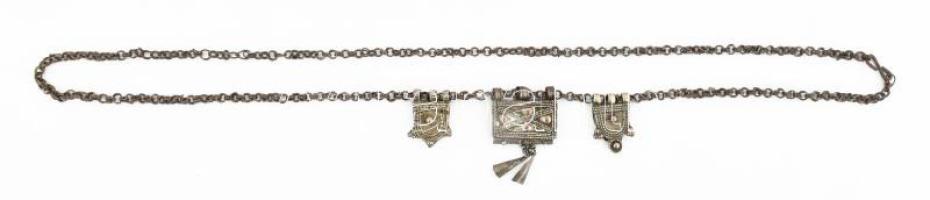 Talizmán tartó nyaklánc. Fém, cizellált, Észak-Afrika. kis hiánnyal