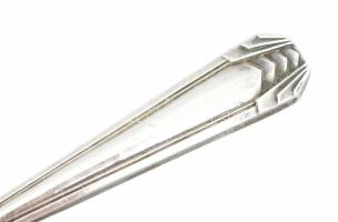 Ezüst (Ag) nyelű szervírozó csipesz, jelzéssel, h: 13 cm, bruttó: 12 g