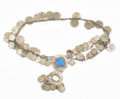 Török ezöst nyaklánc, pénzekkel és kerámia medállal, egy kő hiánnyal. 48 g