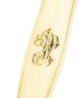 Ezüst (Ag) fejű, csont nyelű szervírozó villa, jelzéssel, h: 14 cm, bruttó: 17 g