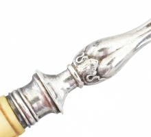 Ezüst (Ag) fejű, csont nyelű szervírozó villa, jelzéssel, h: 14 cm, bruttó: 17 g