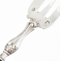 Ezüst (Ag) fejű, csont nyelű szervírozó villa, jelzéssel, h: 14 cm, bruttó: 17 g