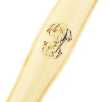 Ezüst (Ag) fejű, csont nyelű szervírozó villa, jelzéssel, h: 14 cm, bruttó: 17 g