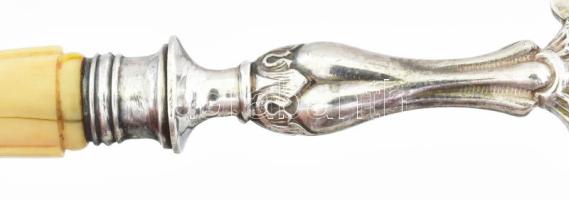 Ezüst (Ag) fejű, csont nyelű szervírozó villa, jelzéssel, h: 14 cm, bruttó: 17 g
