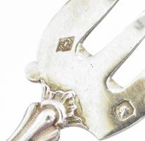 Ezüst (Ag) fejű, csont nyelű szervírozó villa, jelzéssel, h: 14 cm, bruttó: 17 g