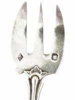 Ezüst (Ag) fejű, csont nyelű szervírozó villa, jelzéssel, h: 14 cm, bruttó: 17 g