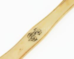 Ezüst (Ag) fejű, csont nyelű szervírozó villa, jelzéssel, h: 14 cm, bruttó: 17 g