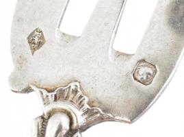 Ezüst (Ag) fejű, csont nyelű szervírozó villa, jelzéssel, h: 14 cm, bruttó: 17 g