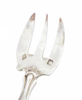 Ezüst (Ag) fejű, csont nyelű szervírozó villa, jelzéssel, h: 14 cm, bruttó: 17 g