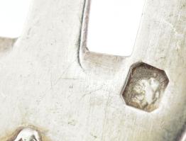 Ezüst (Ag) fejű, csont nyelű szervírozó villa, jelzéssel, h: 14 cm, bruttó: 17 g