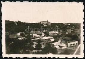 cca 1940 Léva látképe a tanítóképzővel, fotó, hátoldalon feliratozva, 4,5×6,5 cm