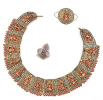 Nyaklánc, Kelet-Ázsia. Kézzel készült, Faragott korall díszítéssel és zománccal. (kis hiány) sárgaréz alapon. Egy lap mérete 5 cm + bross hasonló technikával 5 cm Dobozzal