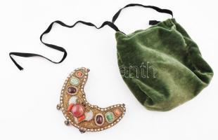 Nagy méretű nyakék dísz, medál szent szoborhoz Tibet/Sziám XIX./XX. sz. Ezüst és réz alapon igazgyöngy, korall, rubin 14x9 cm bársony zacskóban