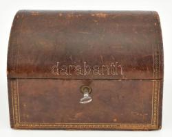 Bőr ládika. Firenze, XIX. sz. Aranyozott, kulcsos zárral (nem működik) Kis kopással, de jó állapotba...