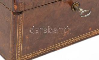 Bőr ládika. Firenze, XIX. sz. Aranyozott, kulcsos zárral (nem működik) Kis kopással, de jó állapotba...
