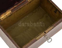 Bőr ládika. Firenze, XIX. sz. Aranyozott, kulcsos zárral (nem működik) Kis kopással, de jó állapotba...
