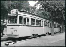 Ganz UV villamosból kialakított csuklós villamos az 1961-es BNV-n, utólagos nagyítás, 10×15 cm