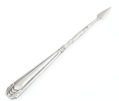 Ezüst (Ag) nyelű manikűr eszköz, jelzéssel, h: 12 cm, bruttó: 10,5 g