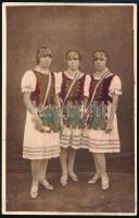 cca 1930 Hölgyek magyaros viseletben, színezett fotólap, 14×9 cm