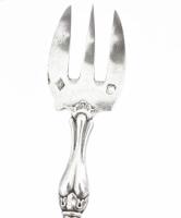 Ezüst (Ag) fejű, csont nyelű szervírozó villa, jelzéssel, h: 14 cm, bruttó: 17 g, sérüléssel