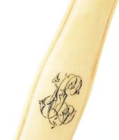 Ezüst (Ag) fejű, csont nyelű szervírozó villa, jelzéssel, h: 14 cm, bruttó: 17 g,