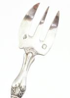 Ezüst (Ag) fejű, csont nyelű szervírozó villa, jelzéssel, h: 14 cm, bruttó: 17 g,