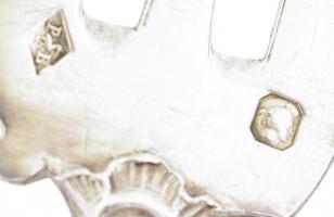 Ezüst (Ag) fejű, csont nyelű szervírozó villa, jelzéssel, h: 14 cm, bruttó: 17 g,