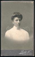 Cca 1900-1910 között készült keményhátú kasírozott fénykép egy Hölgyről, Licht F. műterméből, Temesvárról. 10,6x6,6 cm.