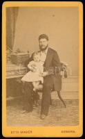 Cca 1900 Apa gyermekével, Otto Mager műterméből, Komáromból. Kemény lapos fénykép 6,5x10,6 cm.