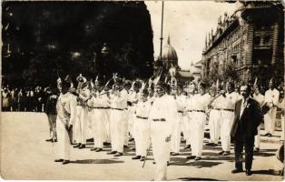 Budapest V. Darutollas tisztek felvonulása az Országháznál. photo (EK)