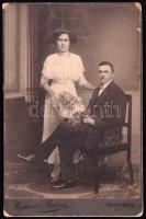 Cca 1910-1920 Fiatal férj és feleség, Wojtowicz Richárd fényképművész komárimi műtermében készült kép. Keményhátú kép 10,8x16,6 cm.