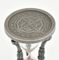 Histrorizáló stílusú ón homokóra, kis sérüléssel, szép állapotban, m: 14 cm