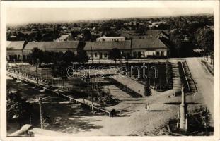 1943 Ada, Hősök tere. Özv. Kis Kővágó Ferencné kiadása / square