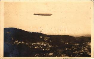 1929 Brassó, Kronstadt, Brasov; Zeppelin a város felett / Zeppelin above the town. Atelier Helios M. Gebauer photo (EK)