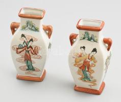 Kínai kétfüles porcelán váza pár, jelzés nélkül, festett mintával, kis kopással, m: 16 cm