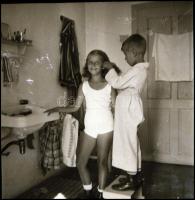 Kisfiúról és kislányról negatív képkocka,