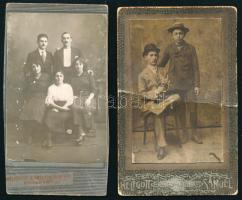 Helfgott Sámuel fényképész által készített vizitkártyák, egy családról és két fiúról. Az egyik hátoldalán a fényképész Városligeti műterméről van kép. Keményhátú fényképek 6 x 11, valamint 6,9 x 10,8 cm