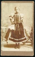 Cca 1900 Bartos Henrik által az Ipolyságban készített vizitkártya. Díszmagyarba öltözött fiatal lány. Keményhátú fotó 6,5 x 10,5 cm.